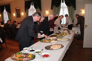 Gjestene forsyner seg fra tapas-bordet  (Foto: Arild Stang)