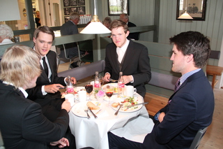 4 ungdommer satte pris på serveringen  (Foto: Arild Stang)
