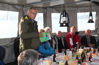 Erik forteller om brosjyre og fjorden  (Foto: Arild Stang)