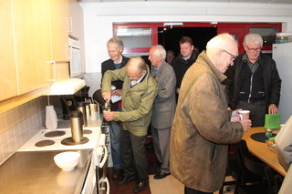 ...... og kaffekø i kantinen  (Foto: Arild Stang)